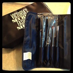 Victoria's Secret make-up brush set