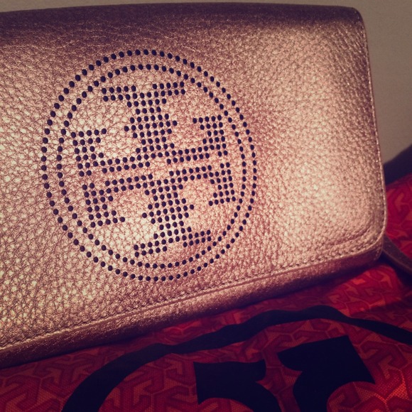 New Tory Burch Reva Clutch in rose gold leather