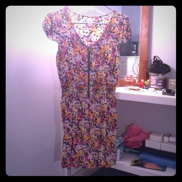 Zip front, floral sun dress.