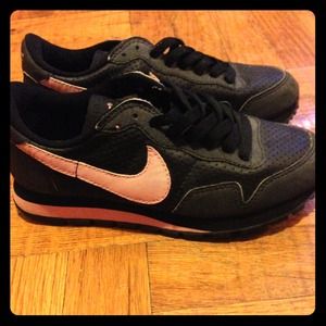 Nike sneakers in black and pink woman's size 6