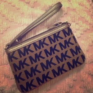 Michael Kors Wristlet💕