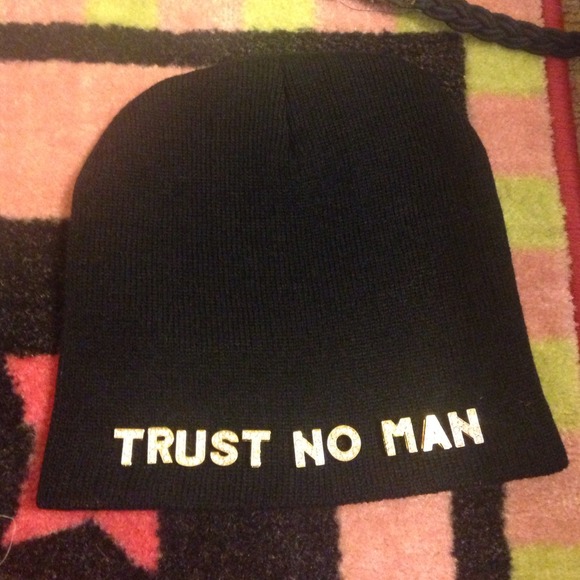 TRUST NO MAN beanie