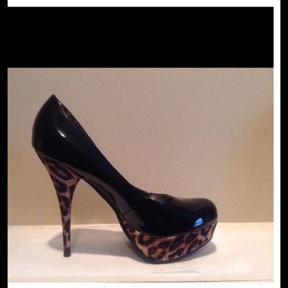 **SOLD***FEARLESS PLATFORM HEELS***