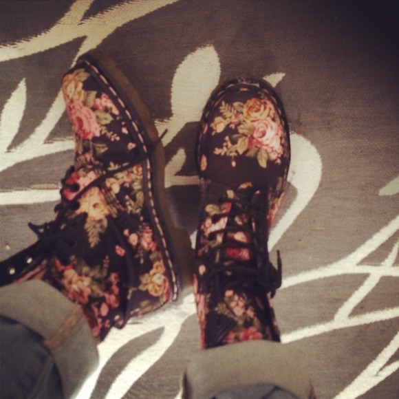 Posh find !! Floral doc martins