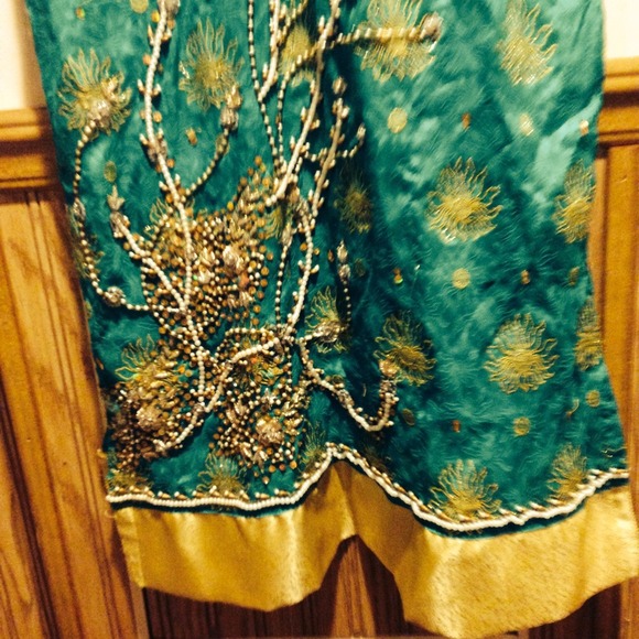 Long short sleeve Indian dress with work in it - Picture 2 of 4