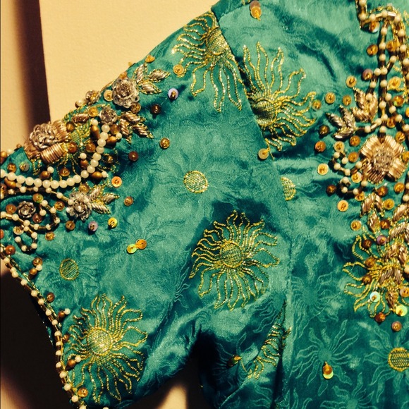 Long short sleeve Indian dress with work in it - Picture 4 of 4