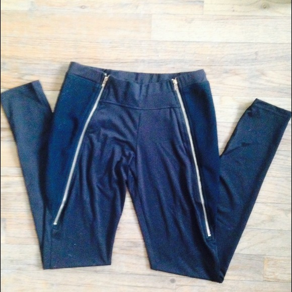 Black leggings with gold zips 😍