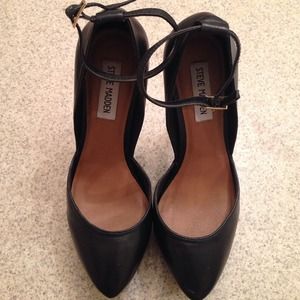 Steve Madden black pumps