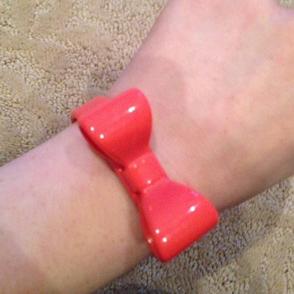 Pink plastic bow bracelet - Picture 2 of 4