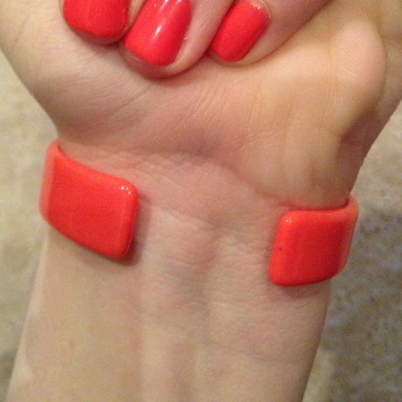 Pink plastic bow bracelet - Picture 3 of 4