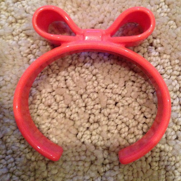 Pink plastic bow bracelet - Picture 4 of 4