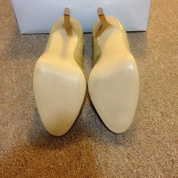 👑HOST PICK Nude pumps👑 - Picture 2 of 3