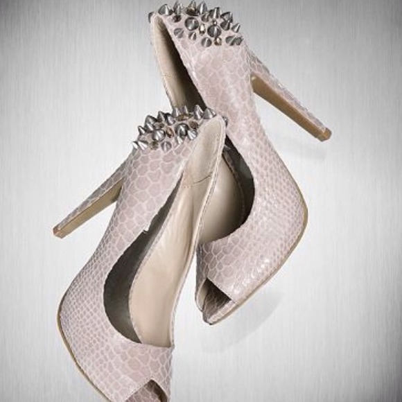 VERA WANG Spiked Pumps 🎀