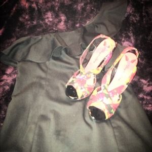 🎀Cute peep toe heel w/ floral print🎀