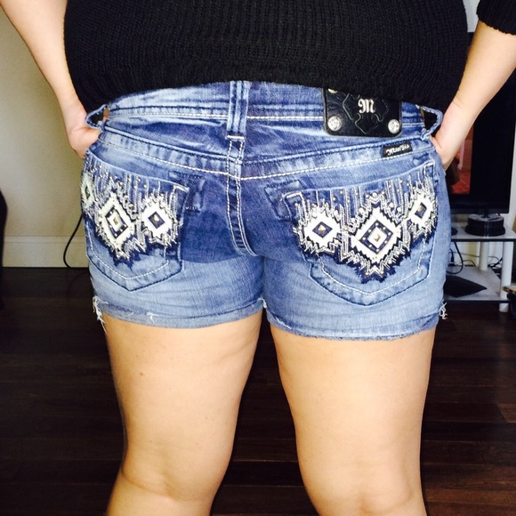 SOLD LOCALLY🔴Miss Me Shorts - Picture 3 of 4
