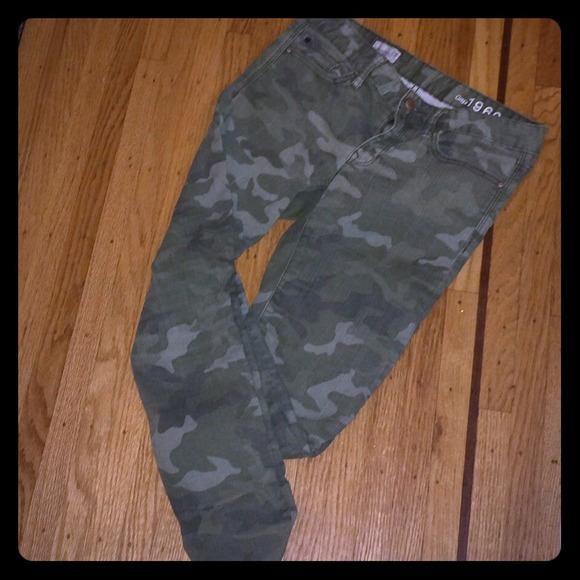 Gap camo ankle skimmers