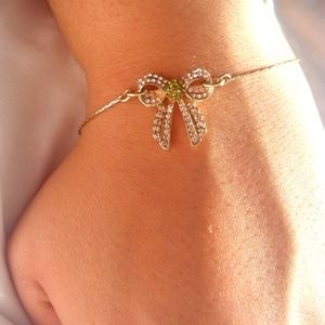 Dainty Gold Tone Bow Bracelet NWOT