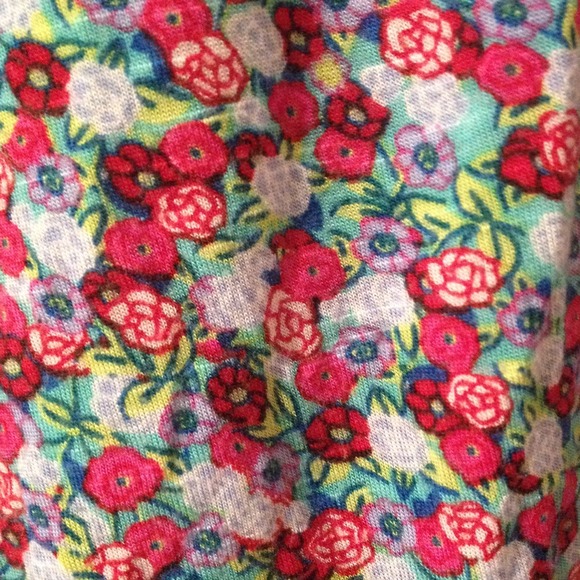 Cute floral "flowy" top. Super soft and comfy! - Picture 2 of 4