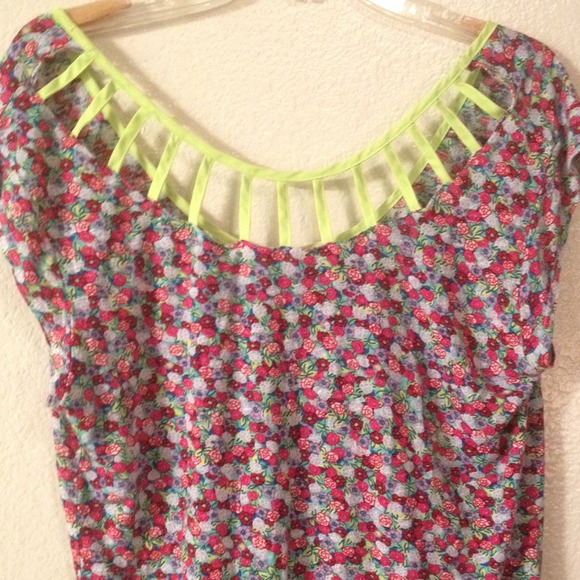 Cute floral "flowy" top. Super soft and comfy! - Picture 3 of 4