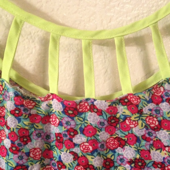 Cute floral "flowy" top. Super soft and comfy! - Picture 4 of 4