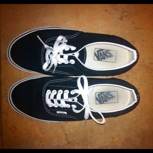 🔴[BUNDLED] 🔴🎁 Classic black Vans.
