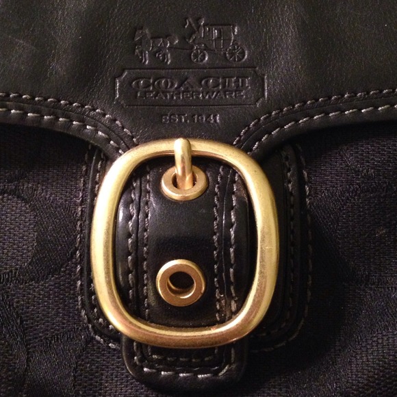 Authentic Coach Bleecker leather flap wristlet - Picture 2 of 4