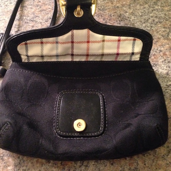 Authentic Coach Bleecker leather flap wristlet - Picture 3 of 4