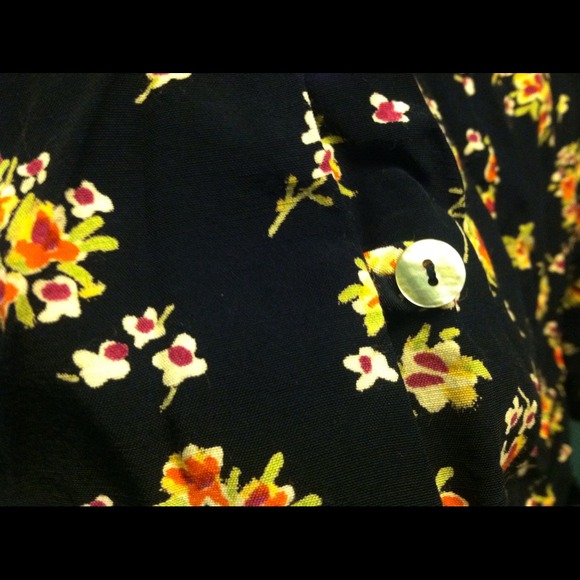Flower Button Up - Picture 4 of 4