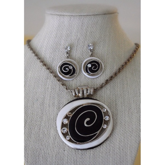 Necklace/Earrings Set