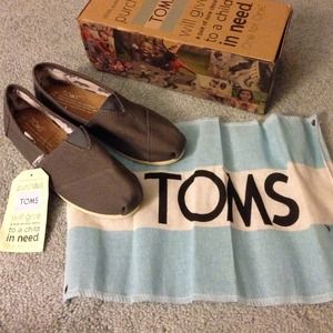 NWT Toms