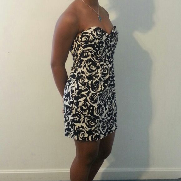 Gorgeous Black & White Floral Print Dress - Picture 2 of 3
