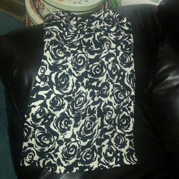 Gorgeous Black & White Floral Print Dress - Picture 3 of 3