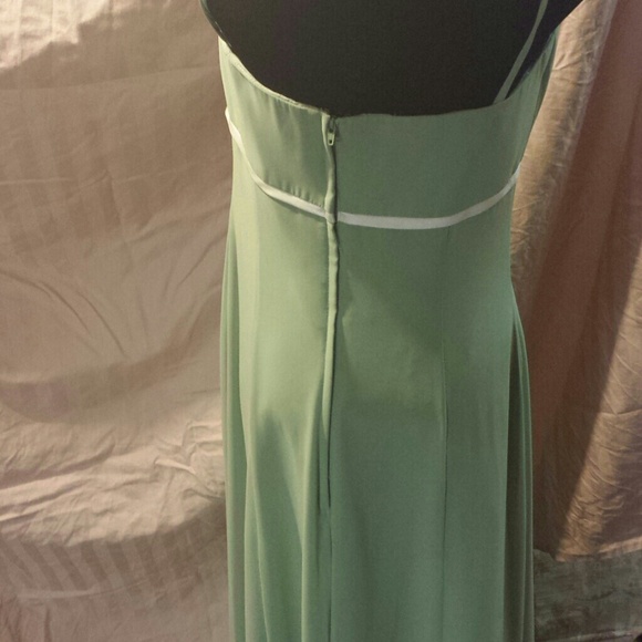 Dresses - Picture 2 of 3