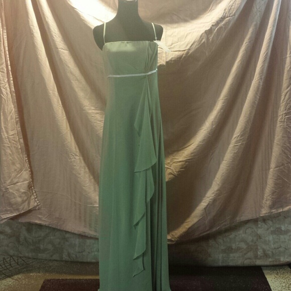 Dresses - Picture 3 of 3