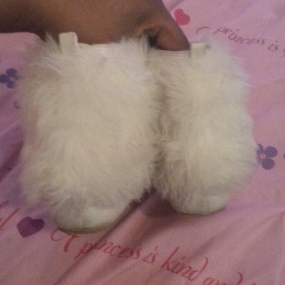 Gymboree fur boots - Picture 2 of 3