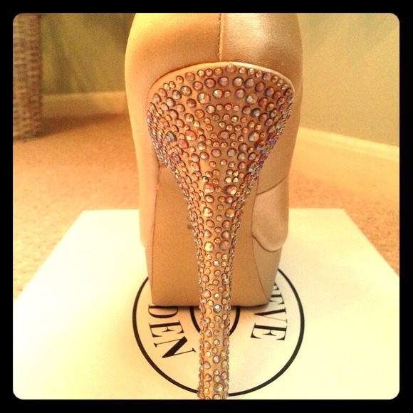 STEVE MADDEN PARTYY-R PUMPS SIZE 7 NWT, NEVER WORN