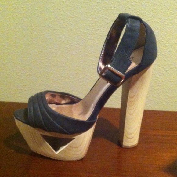 SOLD! Black heels - Picture 4 of 4