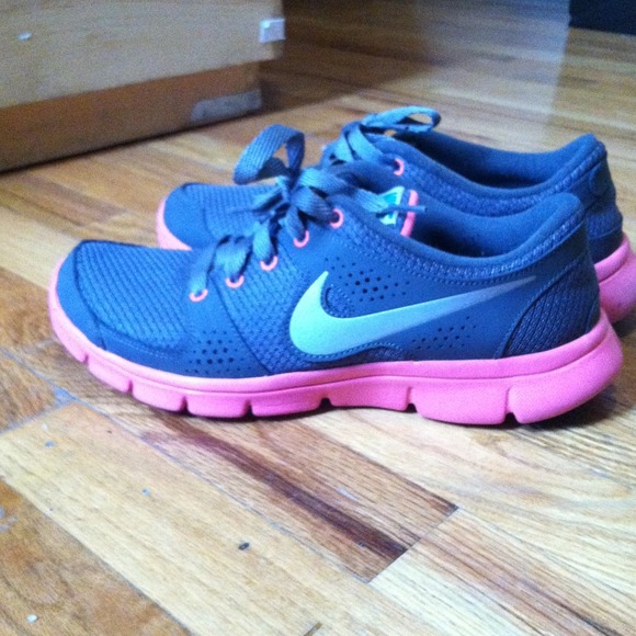 NIKEs GREY AND PINK SIZE 9!