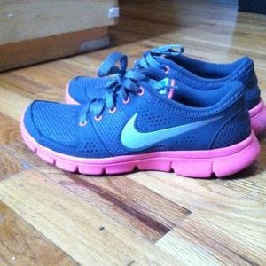 NIKEs GREY AND PINK SIZE 9!