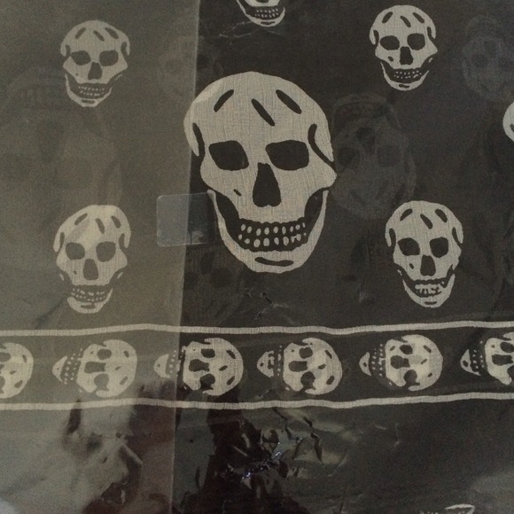 Alexander McQueen skull scarf