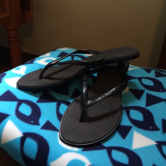 Old Navy Blk Kitten Heel Flip Flops. Size 9.