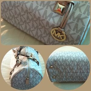 ‼️ SOLD‼️Michael Kors Logo Grayson Large Vanilla