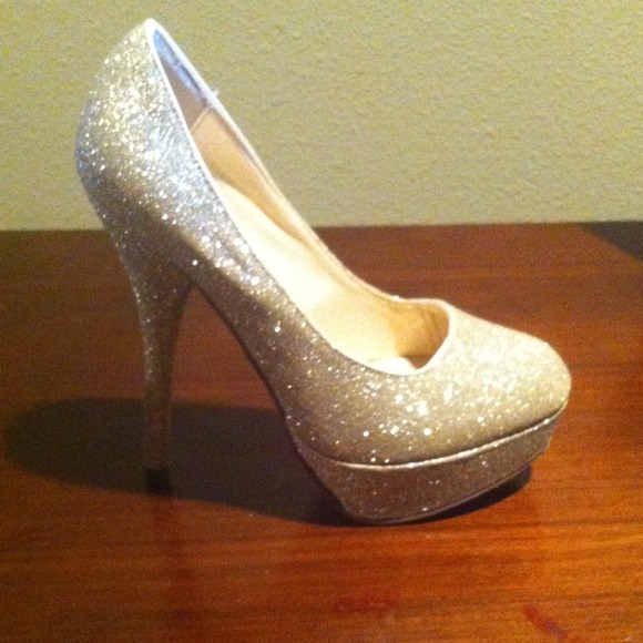 SOLD!! Gold glitter heels - Picture 2 of 4