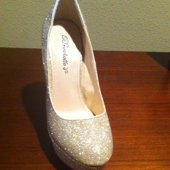 SOLD!! Gold glitter heels - Picture 3 of 4