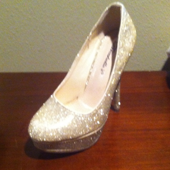 SOLD!! Gold glitter heels - Picture 4 of 4