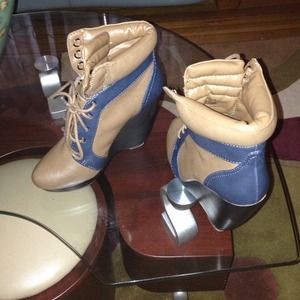 Like NEW** Beige and Navy Zara Bootie