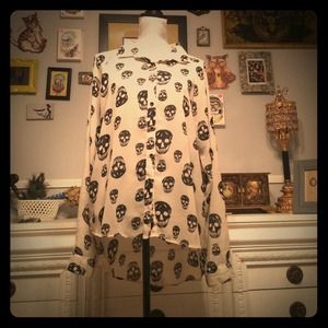 💔Sold💔 Black and white Skull Hi- Low blouse