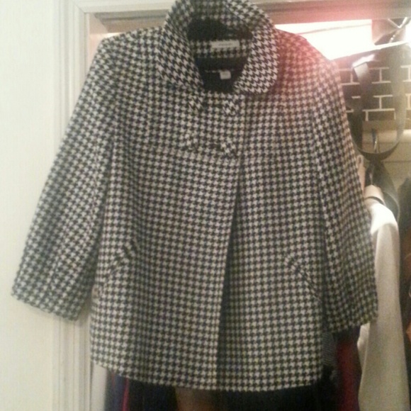 Houndtooth jacket. Adorable worn with pencil skirt