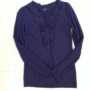 Long sleeve with ruffle. Purple color.