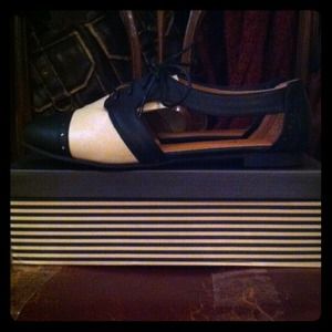 Unique Cutout Oxford Flats!